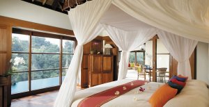 wunderschönes schlafzimmer mit ausblick und pool im ubud hanging gardens in bali indonesien