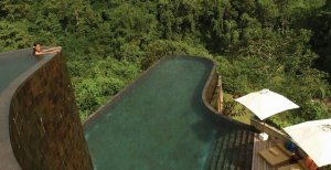 wunderschöner infinity pool im Ubud Hanging Gardens luxus resort auf bali indonesien