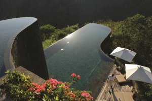 traumhafter infinity pool im Ubud Hanging Gardens resort auf Bali indonesien
