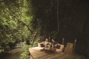 romantischer picnic am fluss im Ubud Hanging Gardens auf bali indonesien