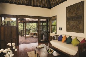 luxuriöses wohnzimmer einer suite im ubud hanging gardens resort auf bali indonesien