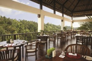 bestes essen im restaurant im Ubud Hanging Gardens auf bali indonesien
