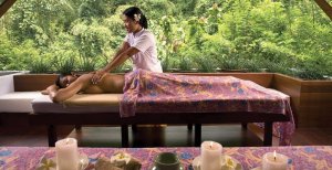 entspannte massage im Ubud Hanging Gardens auf bali indonesien