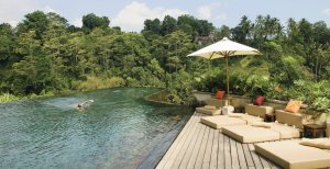 traumhafter pool und terrasse im Ubud Hanging Gardens resort in bali indonesien