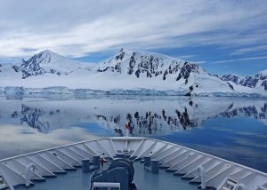 hapag lloyd hanseatic inspiration kreuzfahrt expeditionsschiff in der antarktis mit eisbeerge