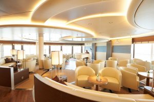 gemütliche lounge mit ausblick auf dem kreuzfahrtschiff ms europa zwei von hapag lloyd