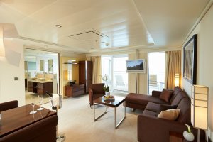 luxuriöses wohnzimmer einer suite auf dem kreuzfahrtschiff ms europa zwei von hapag lloyd