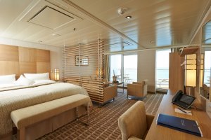helles schlafzimmer einer luxus suite auf dem kreuzfahrtschiff ms europa zwei von hapag lloyd
