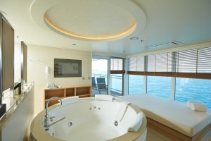 traumhafte luxusbadewanne einer suite auf dem kreuzfahrtschiff ms europa zwei von hapag lloyd