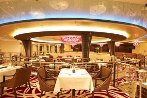 stilvolles ambiente im restaurant auf dem luxus kreuzfahrtschiff ms europa zwei von hapag lloyd
