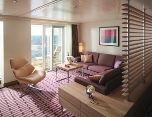 helle und moderne suite mit balkon auf dem kreuzfahrtschiff ms europa zwei von hapag lloyd