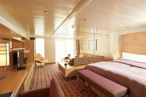 moderne suite mit balkon auf dem kreuzfahrtschiff ms europa zwei von hapag lloyd
