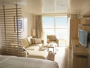gemütliches wohnzimmer mit privaten balkon auf dem kreuzfahrtschiff ms europa zwei von hapag lloyd