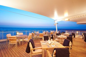 romantische terrasse mit ausblick auf dem luxus kreuzfahrtschiff ms europa zwei von hapag lloyd