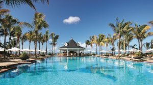 grosser pool im luxus heritage le telfair golf & spa resort auf mauritius