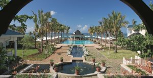 wunderschön erfrischender pool im heritage le telfair golf & spa resort auf mauritius