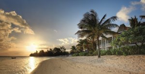 romantischer sonnenuntergang am traumstrand im heritage le telfair golf & spa resort auf mauritius