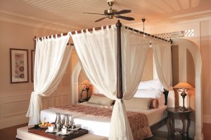 romantisches schlafzimmer im heritage le telfair golf & spa resort auf mauritius