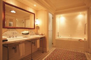 luxuriöses badezimmer im heritage le telfair golf & spa resort auf mauritius