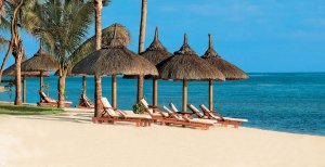 weisser sandstrand am türkisen meer im luxus heritage le telfair golf & spa resort auf mauritius
