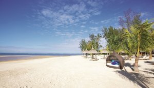weisser sandstrand mit liegen im heritage le telfair golf & spa resort auf mauritius