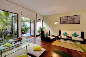 grosses wohnzimmer einer luxus suite im heritage relais und chateaux resort in siem reap kambodscha asien