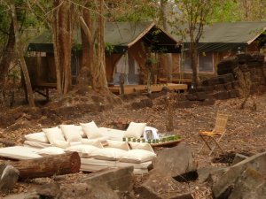 gemütliche sitzecke im heritage relais und chateaux resort in siem reap kambodscha asien