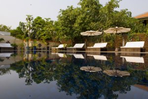 traumhafter luxus pool im heritage relais und chateaux resort in siem reap kambodscha asien