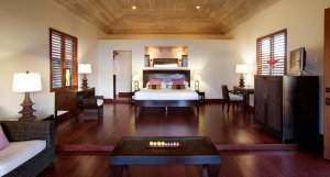 luxus schlafzimmer einer suite im hermitage bay resort in antigua karibik