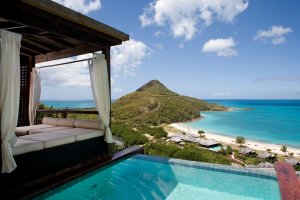 traumhafter blick vom privaten pool einer luxus cottage im hermitage bay luxus resort in antigua karibik