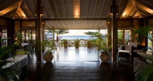 grosse wunderschöne lobby im hermitage bay luxus resort in antigua karibik