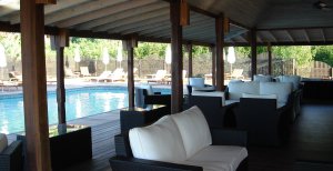 gemütliche lounge am pool im hermitage bay luxus resort in antigua karibik