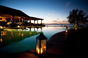 traumhafter pool bei sonnenuntergang im hermitage bay luxus resort in antigua karibik