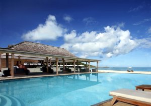 wunderschöne poolbar im hermitage bay luxus resort in antigua karibik