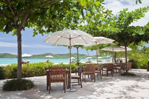 idyllische terrasse mit ausblick im hermitage bay luxus resort in antigua karibik