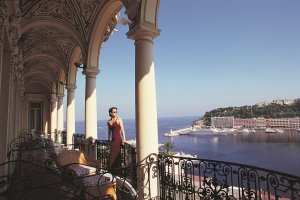 romantischer ausblick auf den hafen vom hermitage hotel in monaco