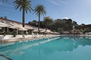cooler beach club und pool im hermitage hotel in monaco