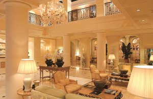 luxuriöse lobby im hermitage hotel in monaco