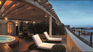 wunderschöner ausblick auf den hafen von der terrasse einer luxus suite im hermitage hotel in monaco