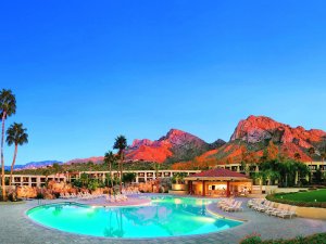 USA, Arizona, Hilton Tucson El Conquistador Golf Resort, entspannen sie im pool mit blick auf die berge