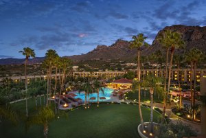 USA, Arizona, Hilton Tucson El Conquistador Golf Resort, blick auf das hotel mit den bergen im hintergrund