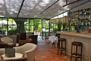 stilvolle bar im hotel de mougins in cannes frankreich