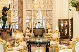 große halle im hotel du palais mit edlen sesseln und viel gold figuren und barocker einrichtung