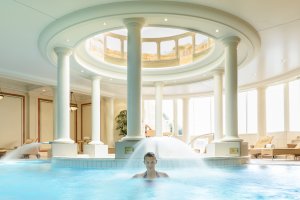 Wellness pool im imperial spa des hotel du palais mit vielen fenstern und sonneneinfall