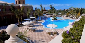 Spanien Teneriffa Hotel Las Madrigueras Aussenbereich mit herrlicher Poolanlage