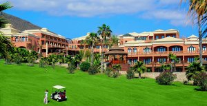 Spanien Teneriffa Hotel Las Madrigueras Hotelansicht mit Golfplatz