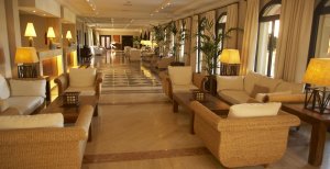 Spanien Teneriffa Hotel Las Madrigueras stilvolle Lobby mit Bar
