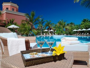Spanien Teneriffa Hotel Las Madrigueras Piscina luxorioese entspannung am Pool
