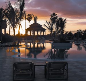 Spanien Teneriffa Hotel Las Madrigueras Pool bei romantischem Sonnenuntergang 
