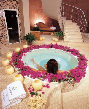 Spanien Teneriffa Hotel Las Madrigueras Spa - relaxen im whirlpool mit blueten